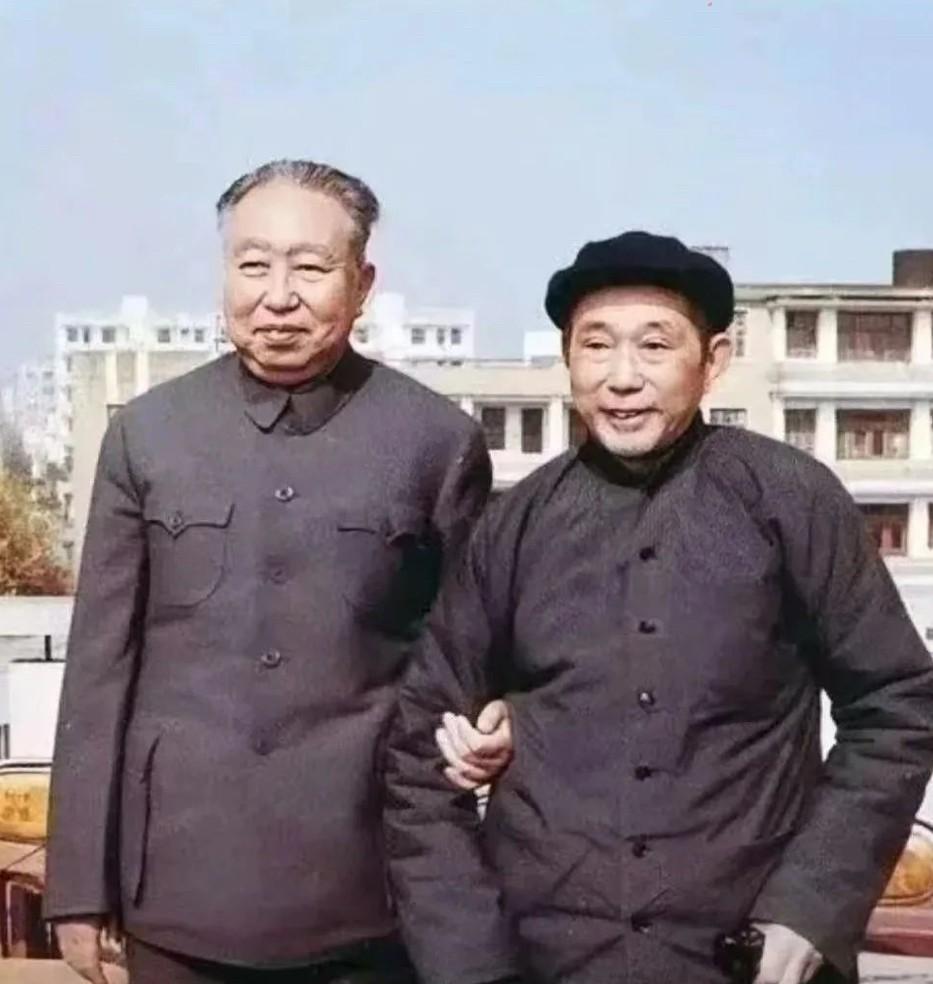 1990年，华国锋同志回到阔别四十年的家乡湖南湘阴，与老部下任纪汉重逢的温馨瞬间