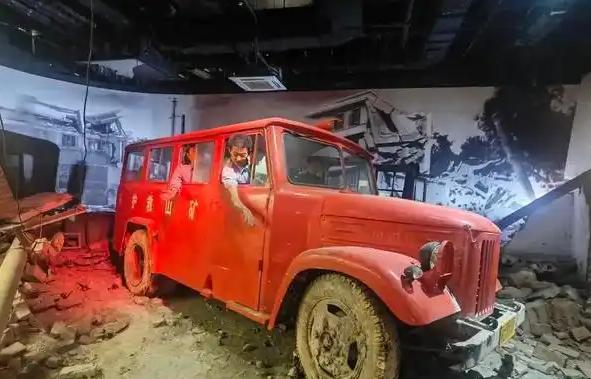 1976年，一个浑身是血，身上还只穿着一个三角裤衩的退伍兵，跌跌撞撞的闯进中南海