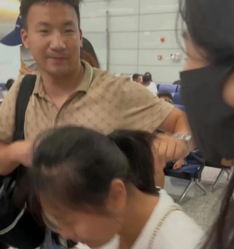 看来明星机场真得有保镖。那男的太莫名其妙，把卢昱晓都整懵了——工作室连保镖都请不