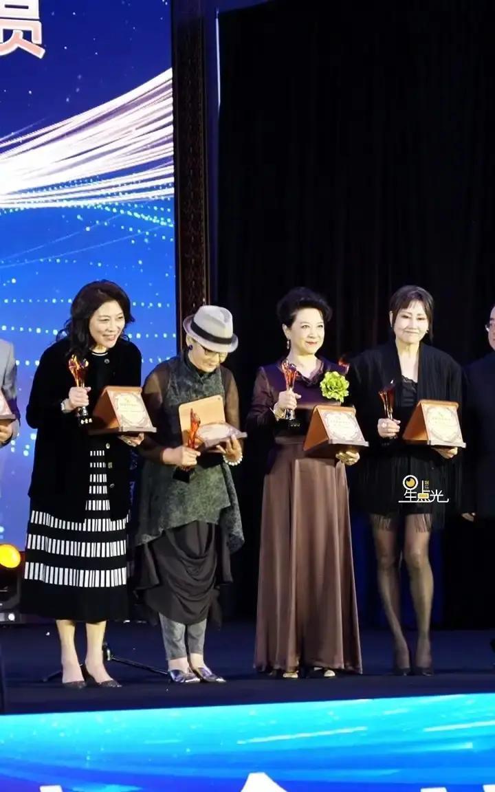 看见王馥荔和张凯丽同场，这穿衣对比太鲜明了。王馥荔老师七十六了，一身缎面长