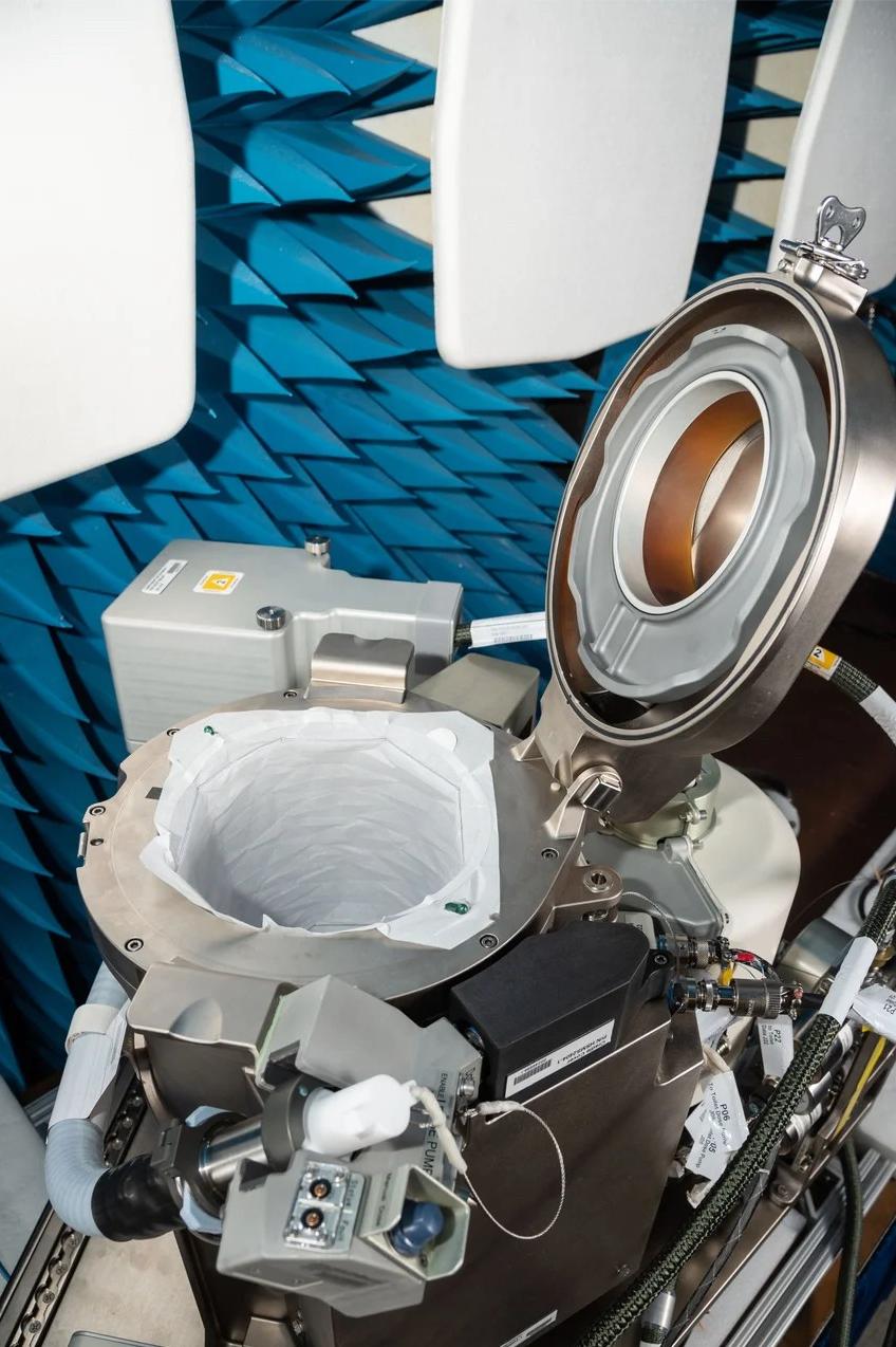 阿尔忒弥斯2号升空不久，任务专家克里斯蒂娜按手册启动厕所检查时发现，厕所系统报故