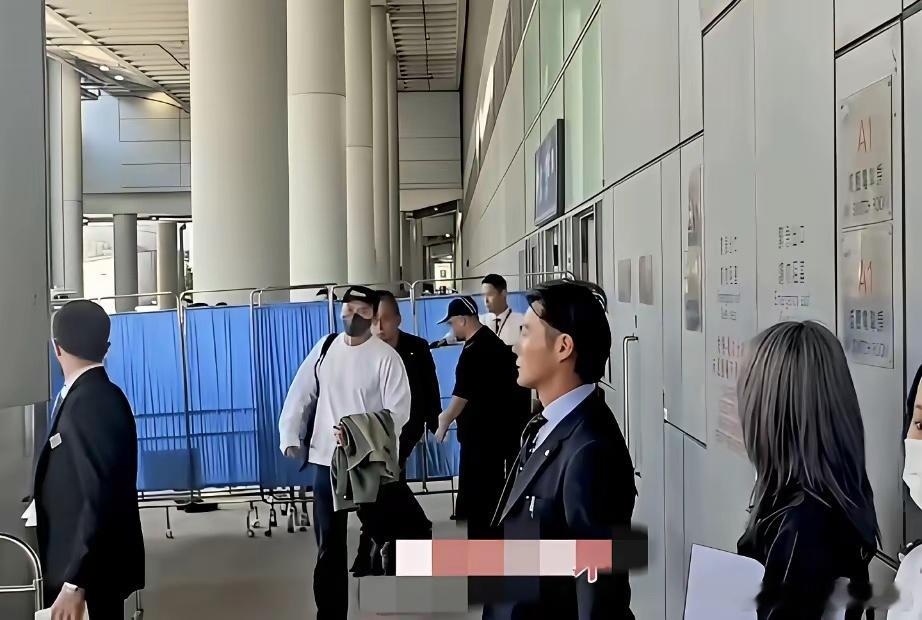 玄彬成了发福油腻的大叔，但人气还是挺高的。11月12日，玄彬现身中国香港参加活动