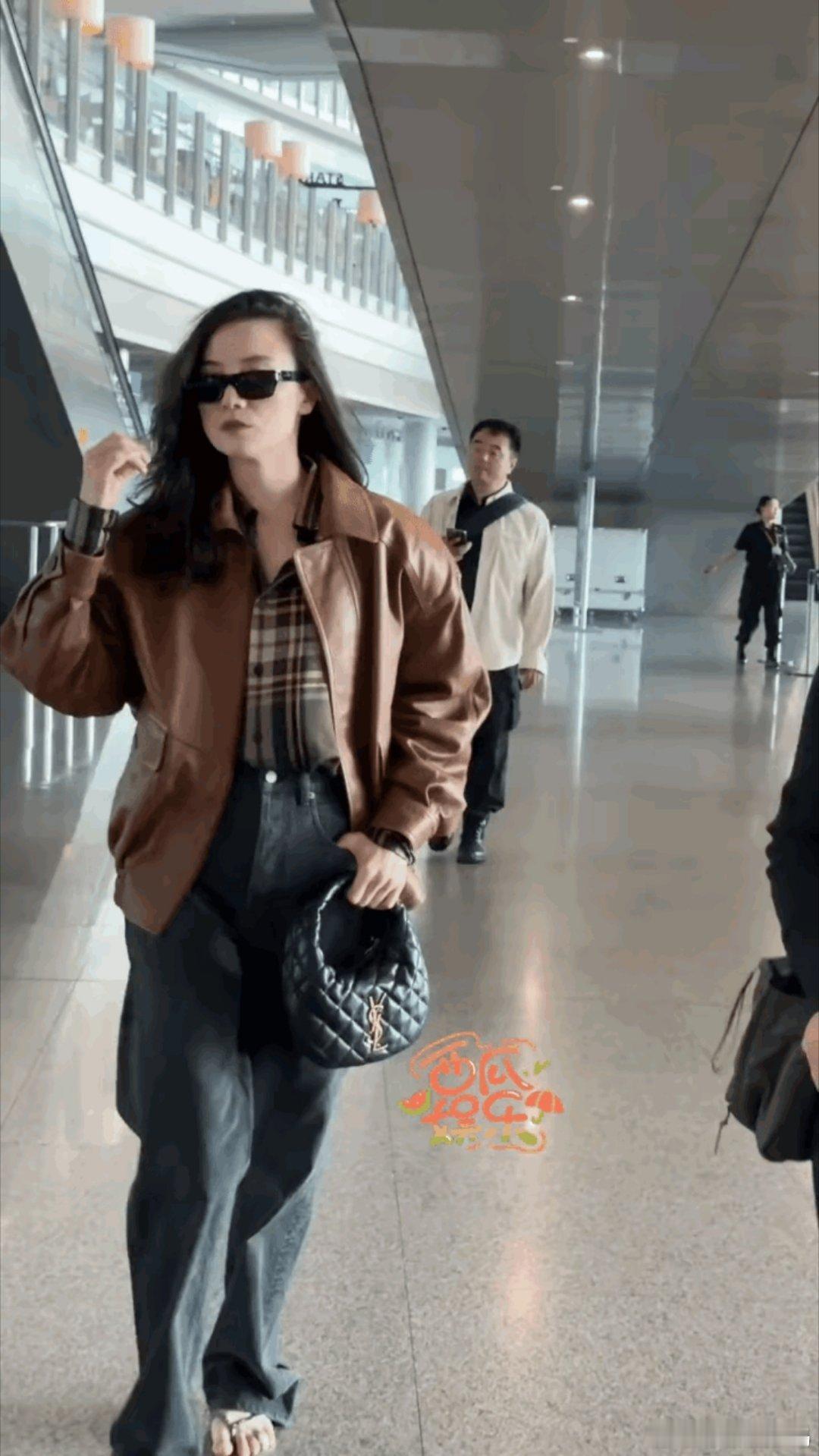 笑死我了，宋佳好像澡堂子刚洗完大澡出来又帅又拽的街溜子​​​