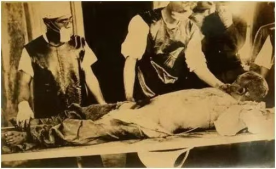 1938年，中国女孩被带到了日军医生新井田的手术室，虽然等待她的不是侵犯，但却是