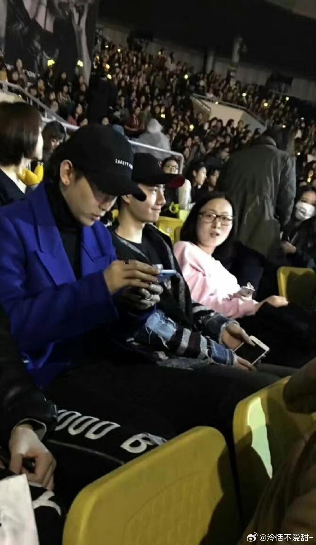 早期和队友一起去看演唱会的王一博