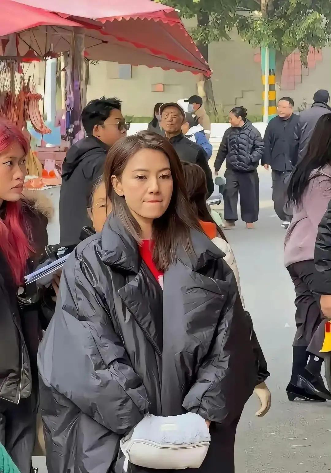 高圆圆素颜进菜市场，这反差你敢信？MaxMara大衣沾泥点，她弯腰捆葱。凌