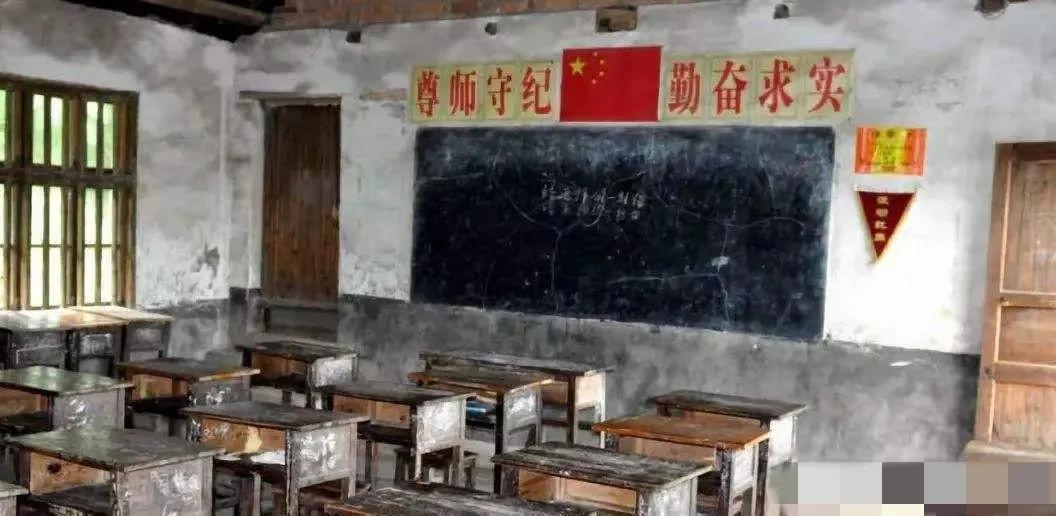 1986年我入职南方某县某乡初中教师，第一年50.5元/月，第二年转正62.5元