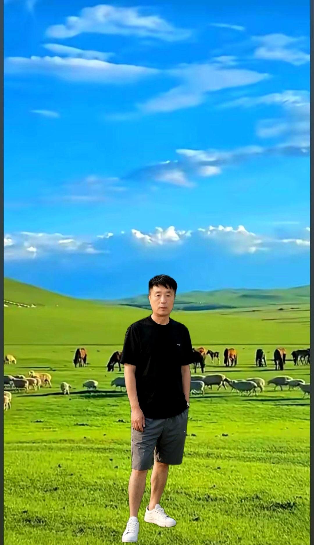 草原歌曲把风景写成歌，背后是把草原当成提款机。作者用“最美风景在路上”这句话，