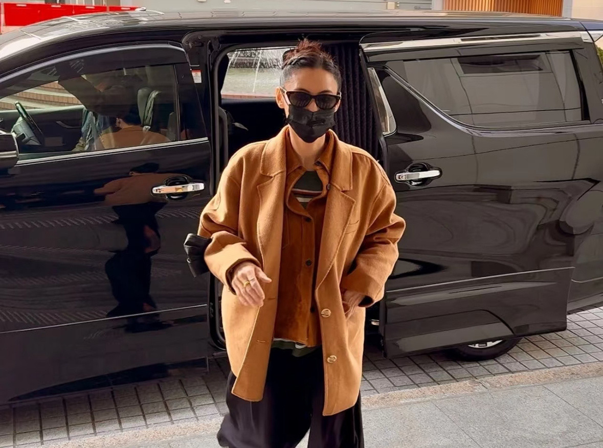 张柏芝失控落泪大喊：“所有东西都是假的”据港媒报道，张柏芝近日被前经理人余毓兴及