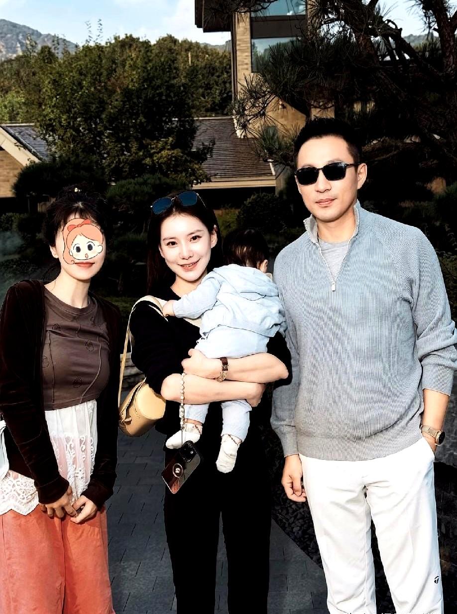 汪小菲带儿子亮相新店开业，这一家三口往那儿一站，确实养眼。马筱梅忙前忙后招呼客