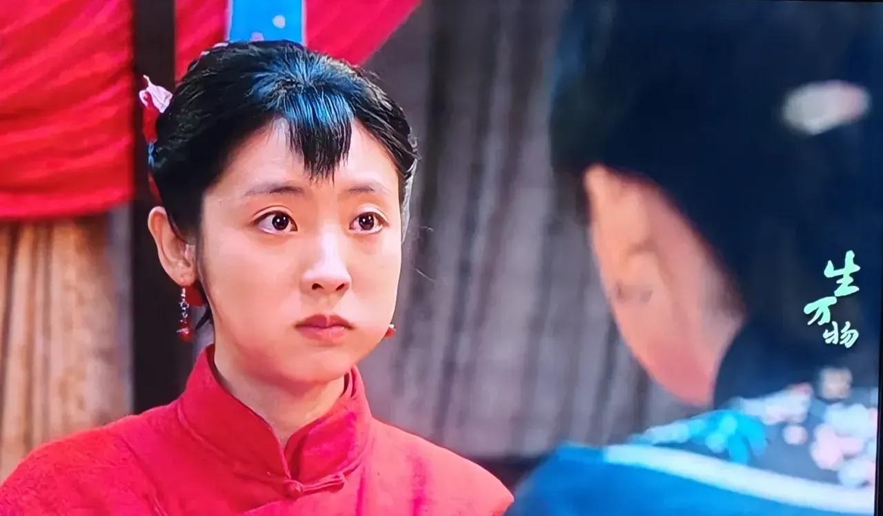 在《生万物》当中，邢菲扮演的妹妹苏苏，看起来大大咧咧的，也确实挺可怜。这个人物