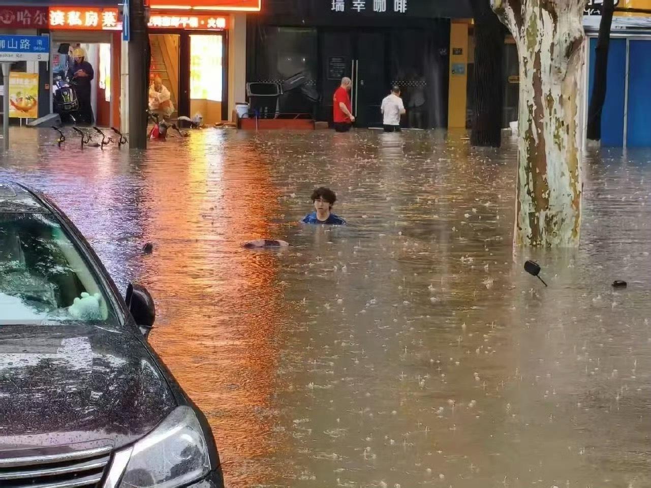 武大校门被淹一米深武汉的雨下这么大吗？有小伙伴知道情况吗？还计划去武汉出差的。