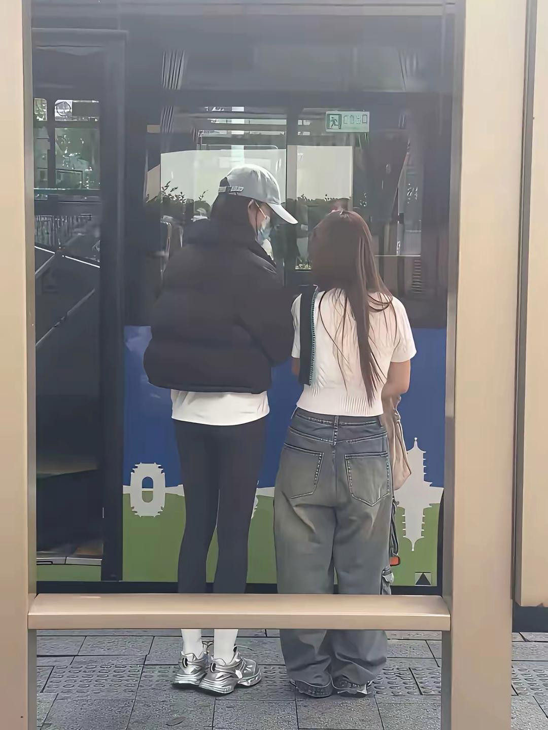 这样一对比，果然矮个子穿瑜伽裤好看点