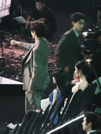 邓恩熙跟丁禹兮关系居然那么好呀，两个人在台下见面打招呼，还有专门的加油打招呼模式