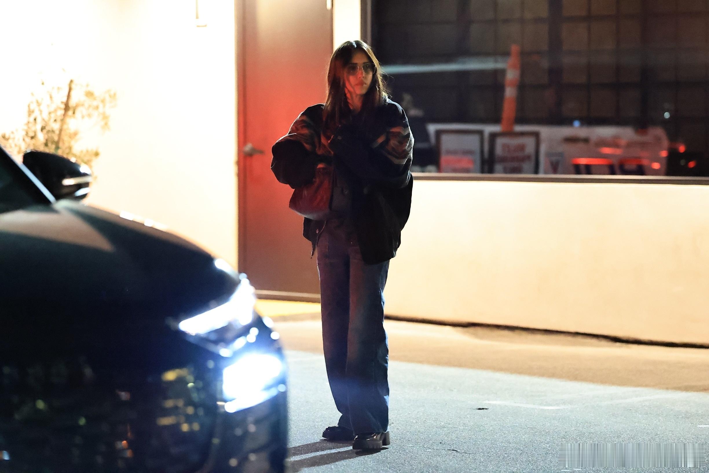 jessicaalba杰西卡阿尔芭在洛杉矶外出，带着她家的三个孩子honor、