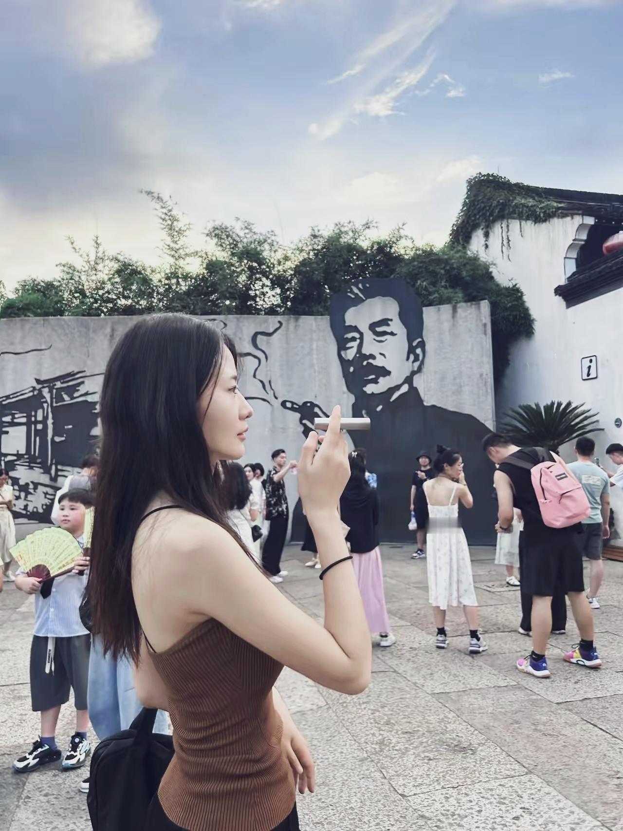 年轻女子也抽烟，瞧！还学着鲁迅的模样…