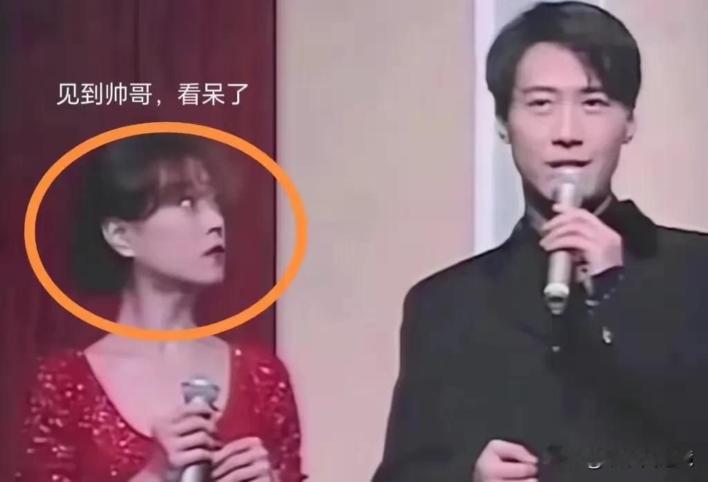 早年间，黎明与一个日本女明星同台时，黎明的帅气把这个女明星都震呆了。从照片上看