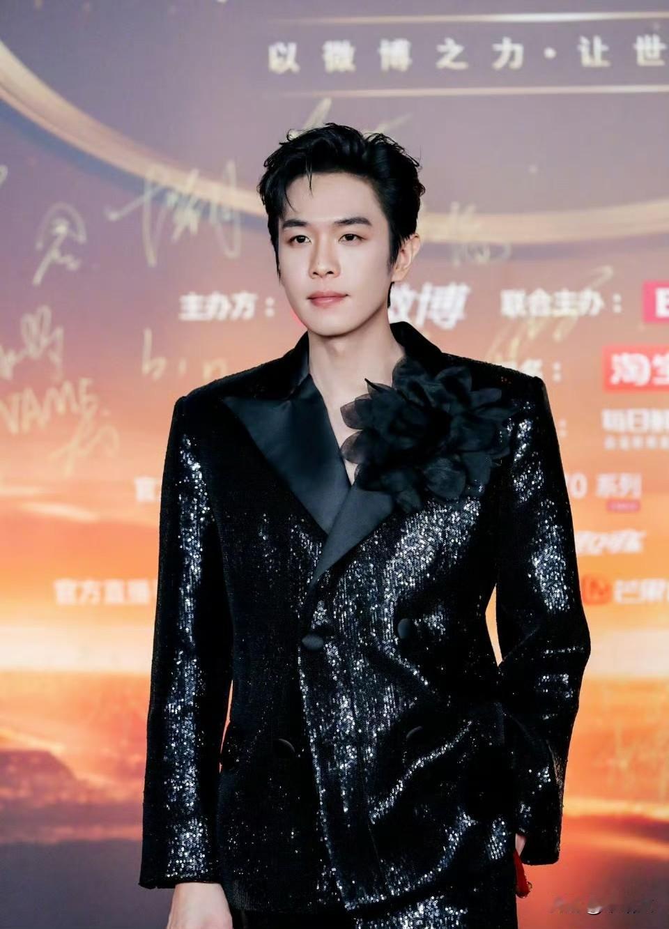 张若昀唐嫣新剧突然传延期开机，俩顶流搭班子本是王炸配置，临开机掉链子，这背后的事