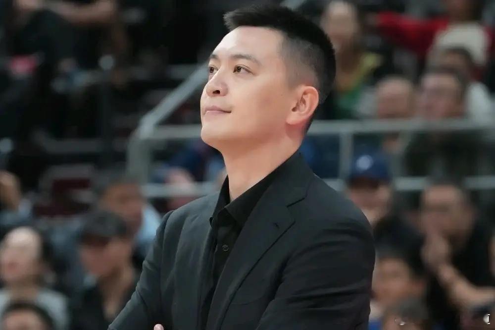 杨鸣郁闷坏了：场边也不再咋咋呼呼的跟裁判较劲了，毕竟是辽宁3连客的第一场比赛，当