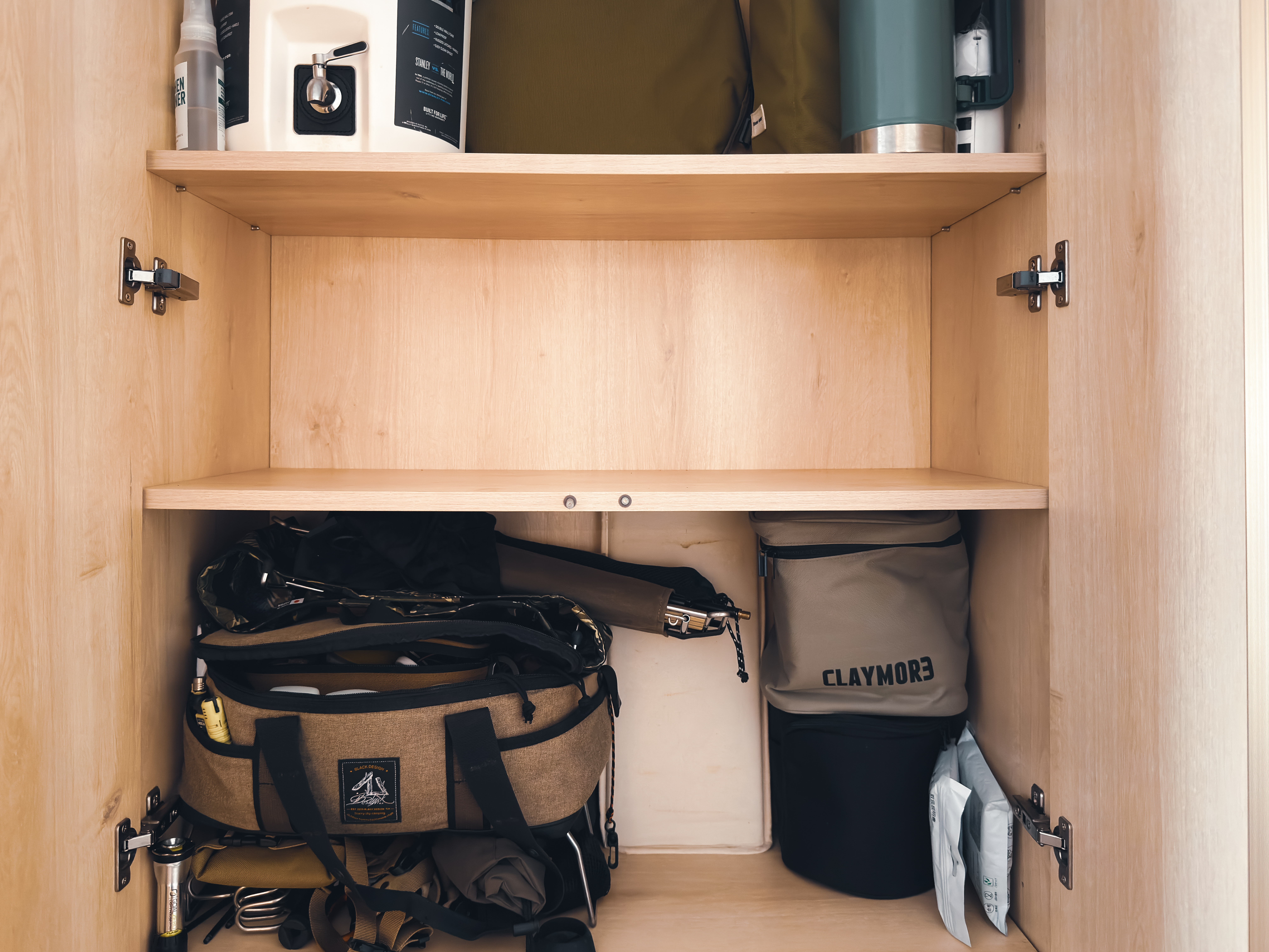 摄影主打一个穷折腾看上几台相机，无奈设备柜赛得满满当当（图1），只能从别的地方想