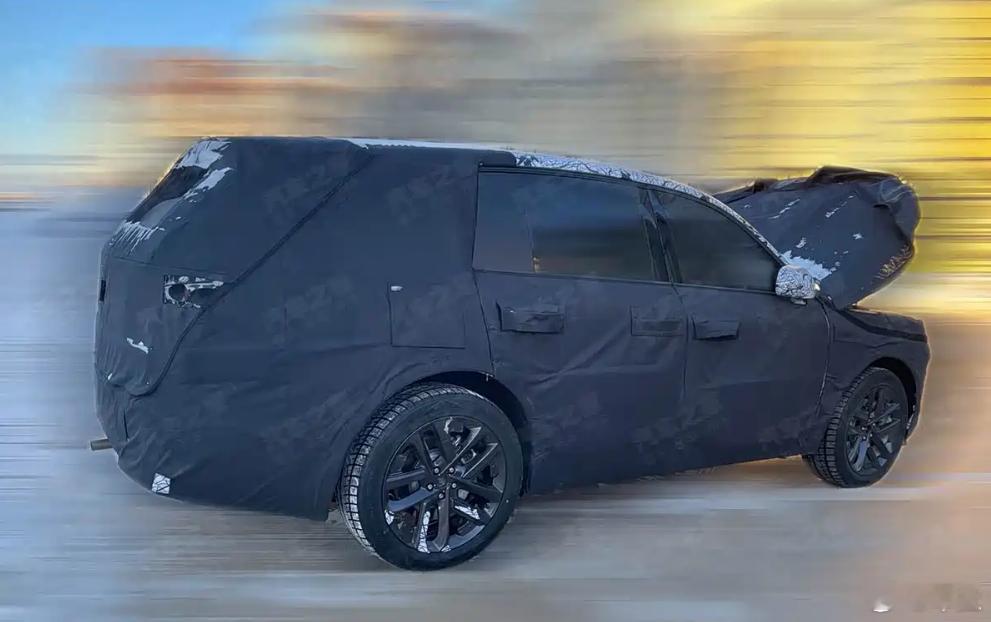 网传理想L系列新车伪装谍照曝光，预计它是理想L系列中某个车型的大改款或换代车型，