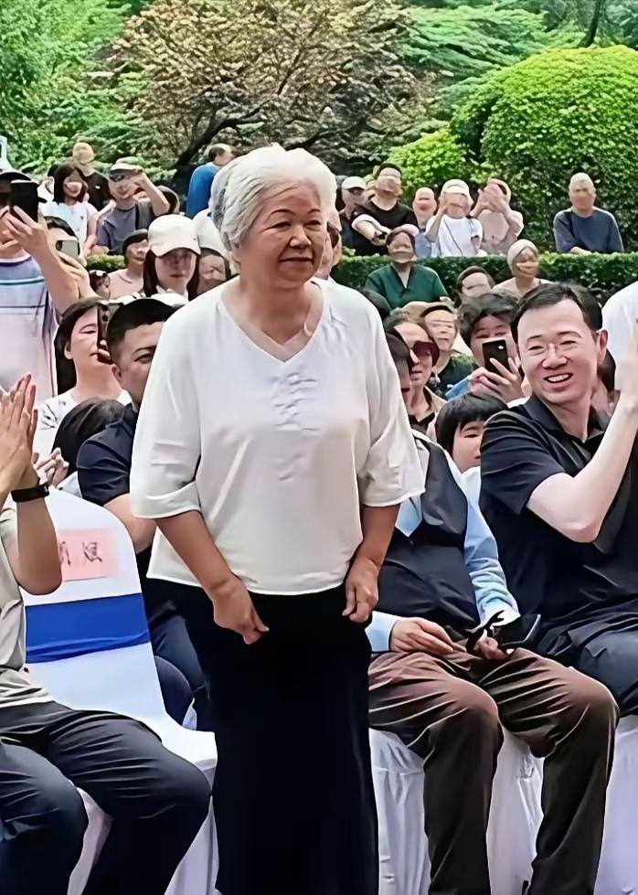 谁能相信，眼前这位满头银发、衣着朴素简约的79岁老人，曾经坐镇央视《新闻联播》长