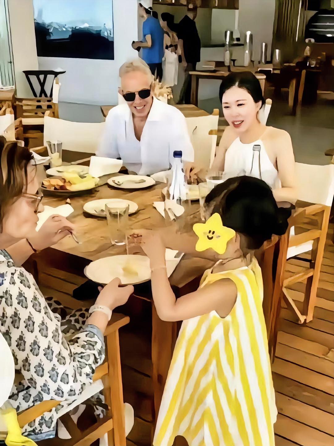 田朴珺的社交能力着实令人惊叹！就拿与英国前首相夫妇共进晚餐一事来说，近日有网友在