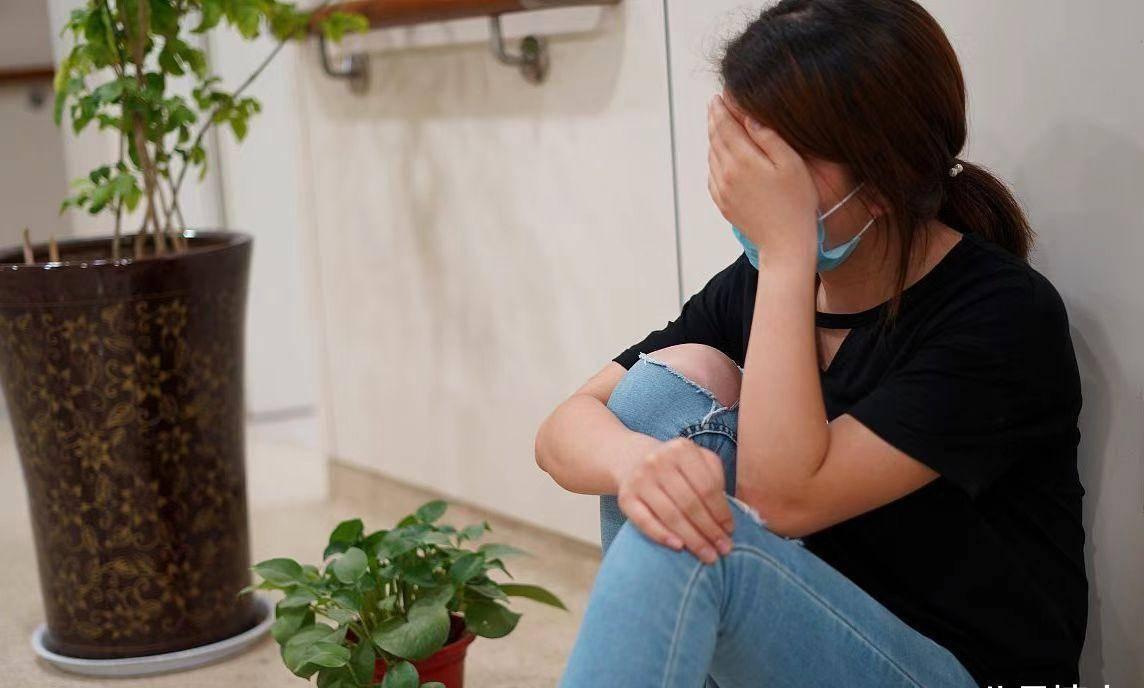 26岁女子确诊乳腺癌，崩溃流泪，医生叹气：2件事怎么可以经常做乳腺癌的发病年