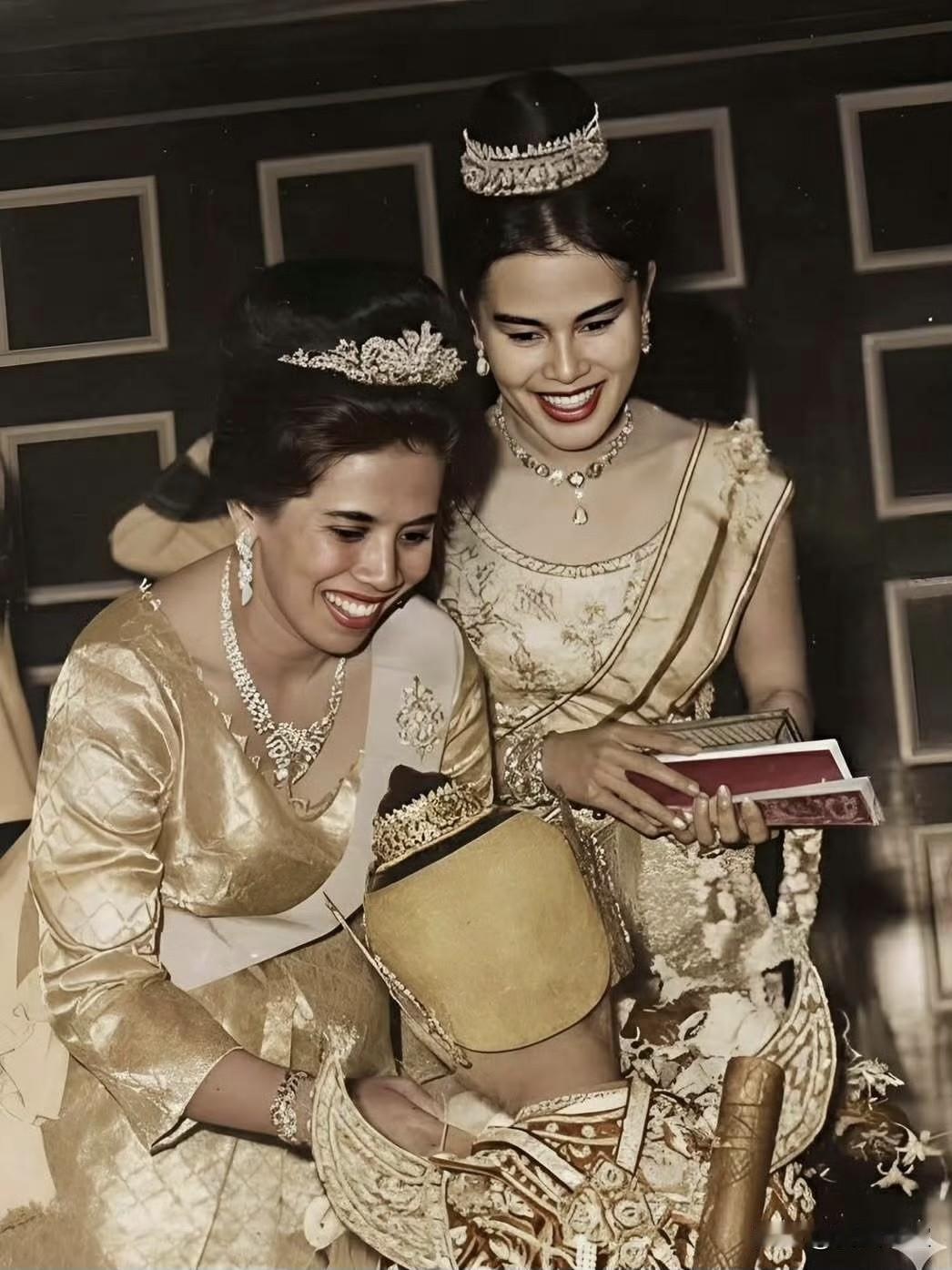 珍贵的镜头！1964年马来西亚访问泰国，泰国诗丽吉王后和马来西亚王后布蒂亚赫同框