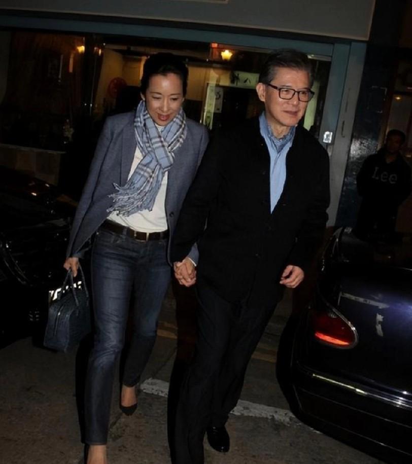 香港，周三。一场没人敢拍照的豪门饭局。前夫，现任，前婆婆，同桌吃饭。刀叉轻