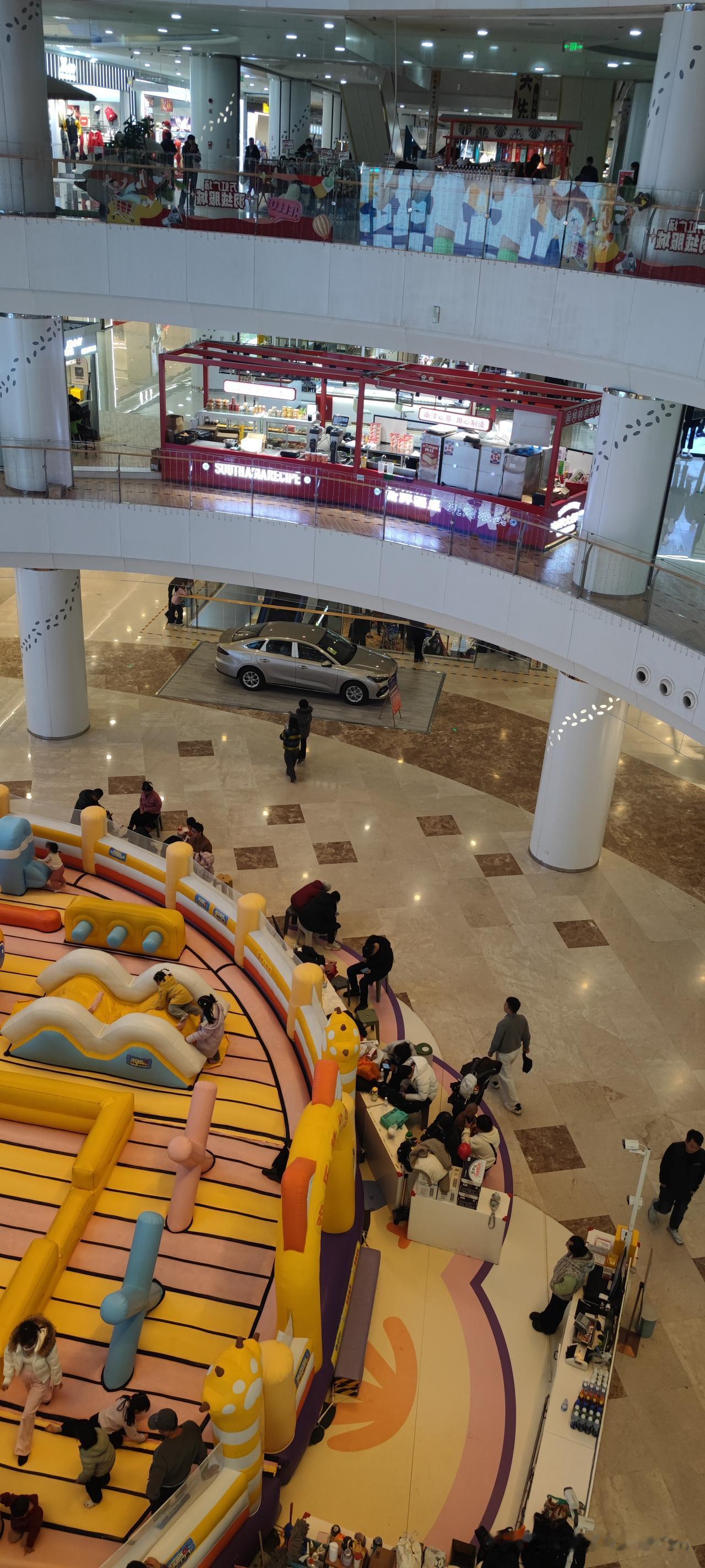 今年冬天的商场太真实了！过千衣服无人问，大家都在抢高性价比款往年挤满人的女