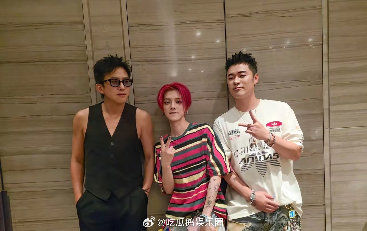 鹿晗站在邓超陈赫中间，像个骨瘦如柴的小姑娘，这么多年没胖过，身材咋保持的？​​