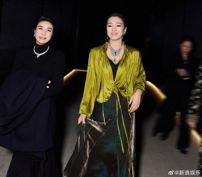 巩俐大花气场巩俐合照主理人巩俐以墨绿色丝绒长裙搭配橄榄绿丝绸外套惊艳亮相，低盘