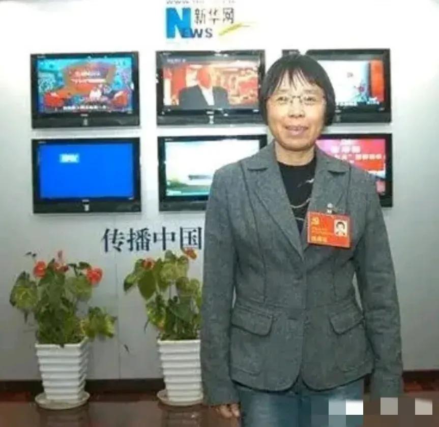 2007年，张桂梅受邀做客央视，刚到演播室，导演瞅了她一眼，皱眉说你这身衣服不行
