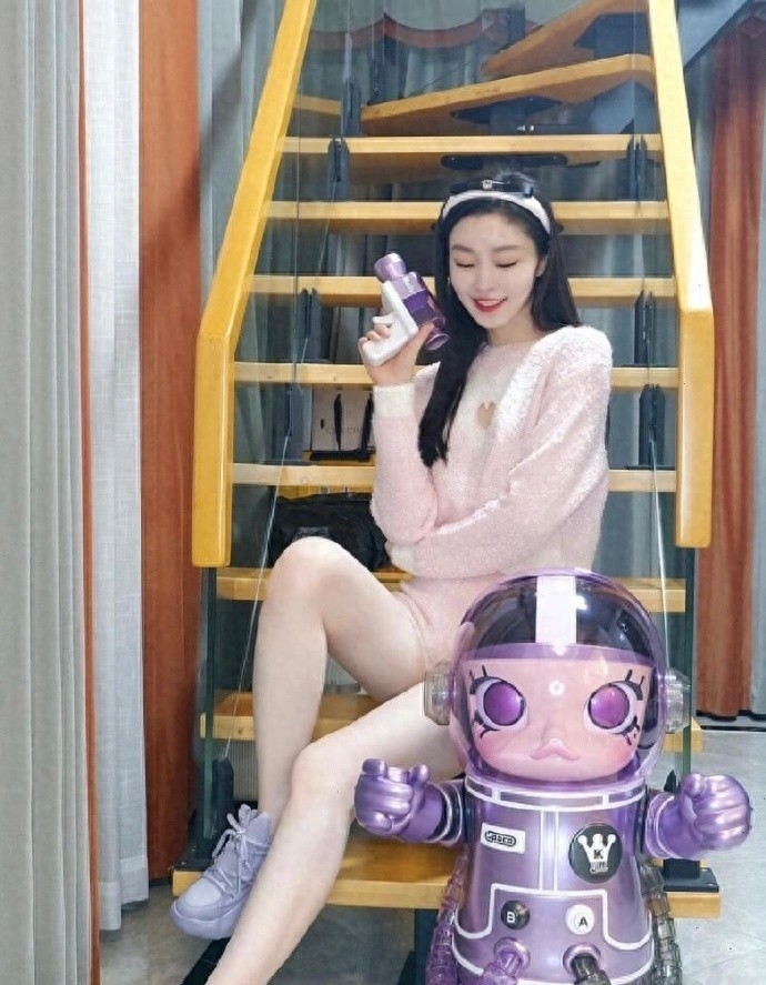 宋轶的腿又白又长，比例好绝！