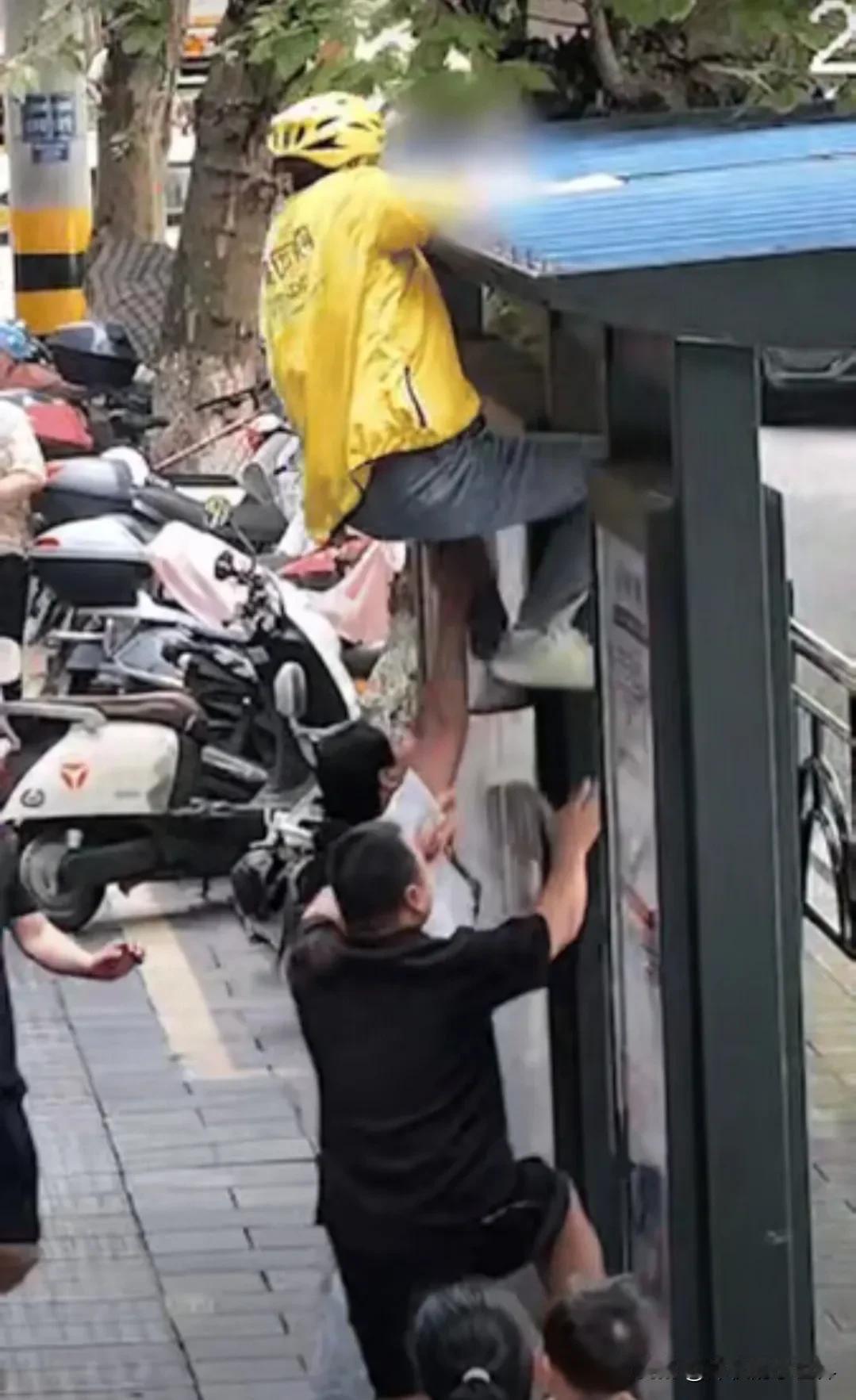 这个外卖小哥火上人民日报了！湖北宣恩县某小区楼下，一个外卖小哥徒手爬上了公交棚