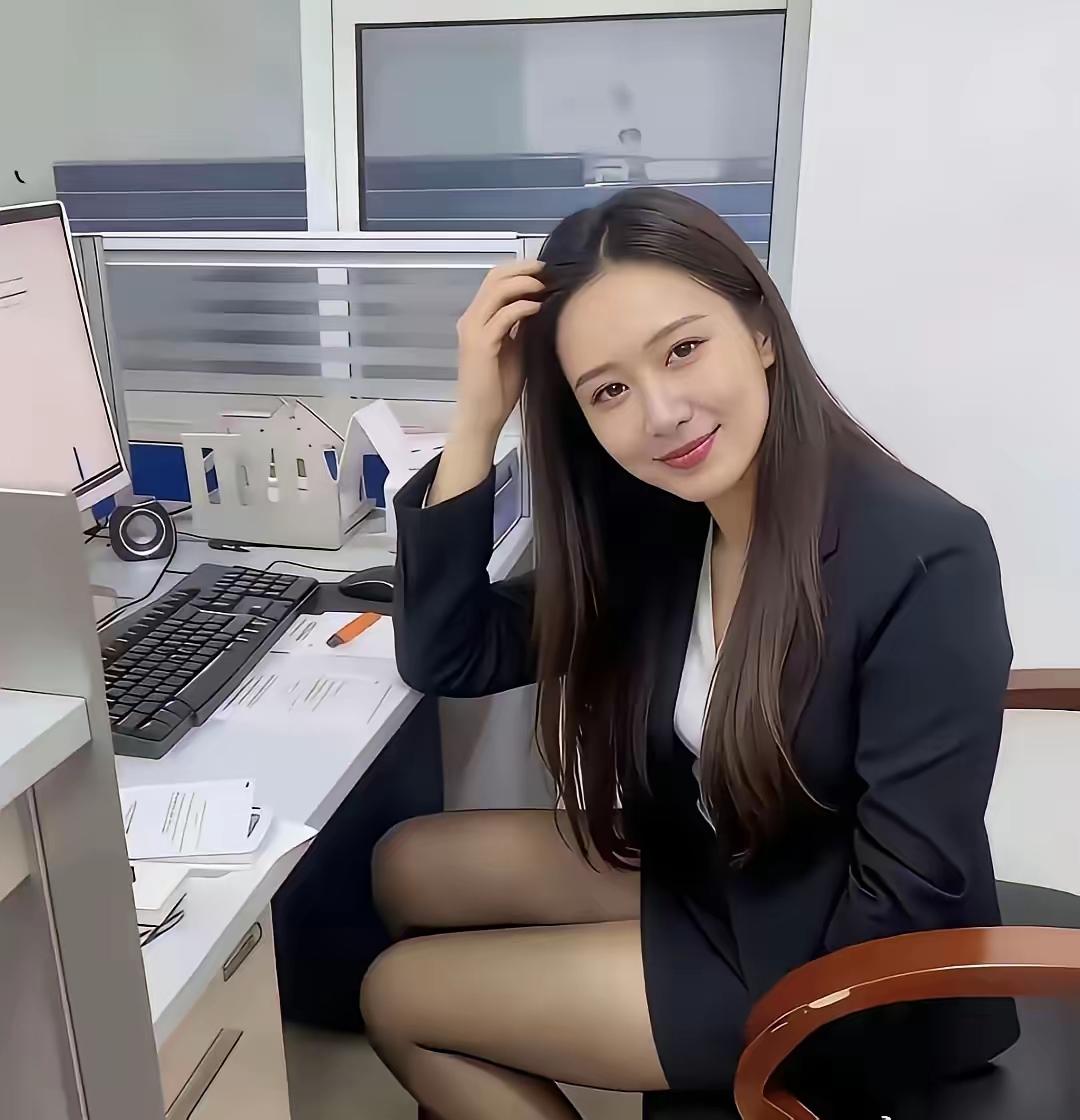 工位上办公的同事。