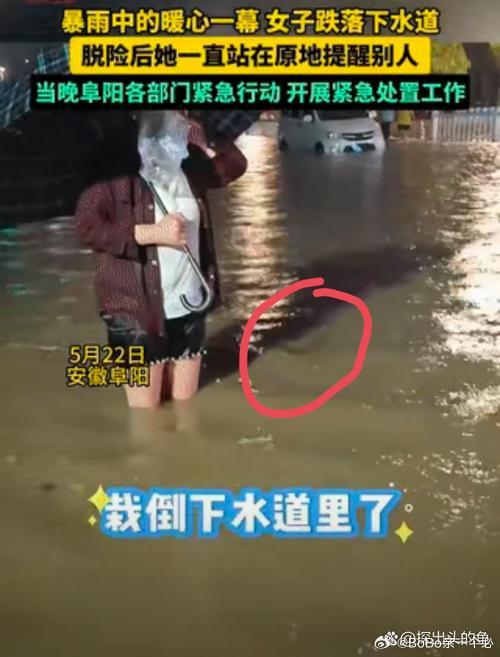 外面突然下暴雨，被困在商场里出不去了。跟旁边一个同样被困的小姐姐聊了起来，发现我们住的地方居然离得很