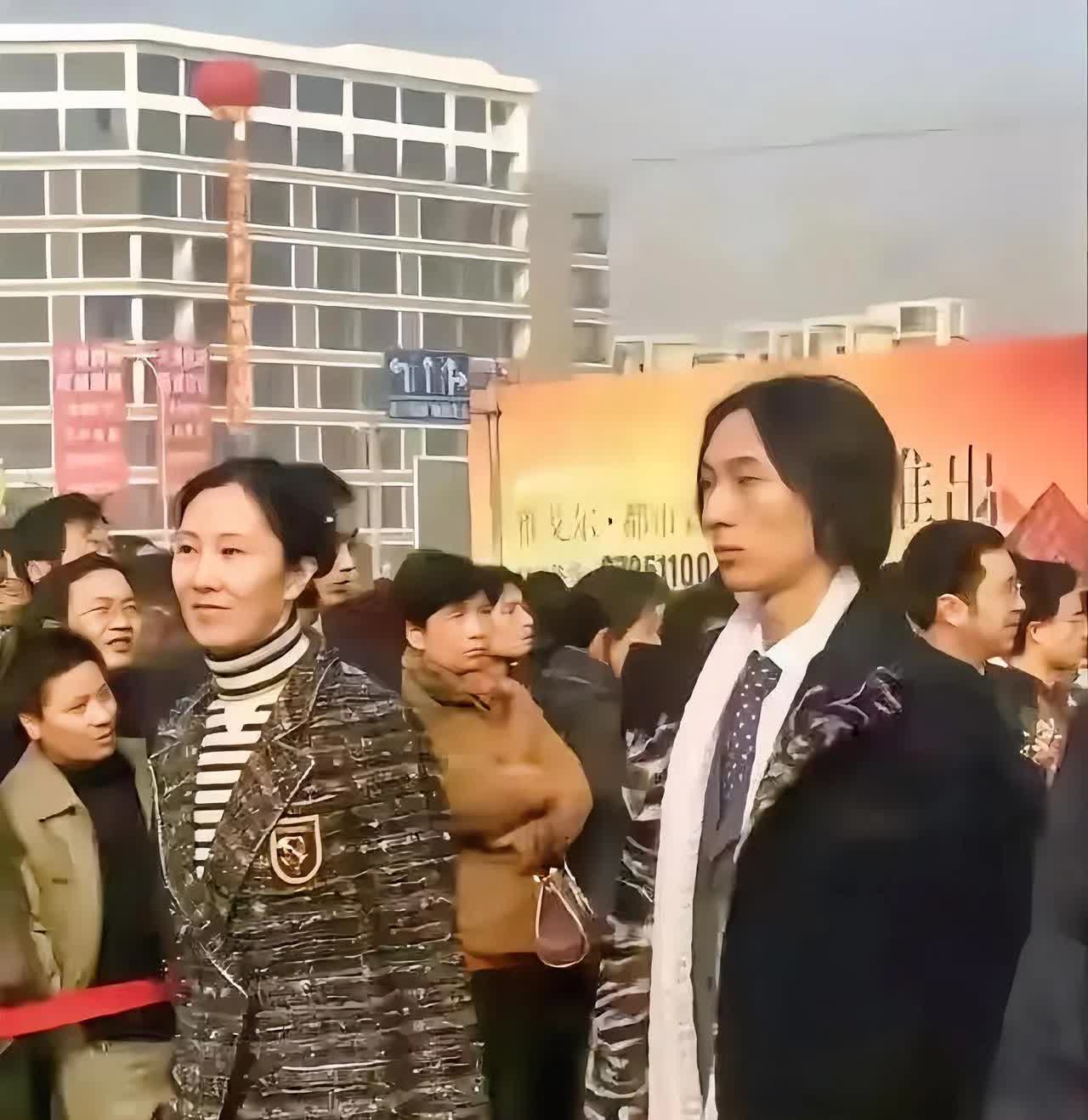 这是当年王思聪与母亲林宁出席活动的留影，一头长发的王思聪给人的第一印象是放荡不羁