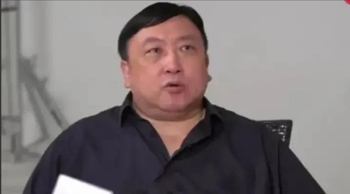 当主持人抛出“入行这么久，最大的困难是什么”这个问题时，王晶想都没想就甩出一句：