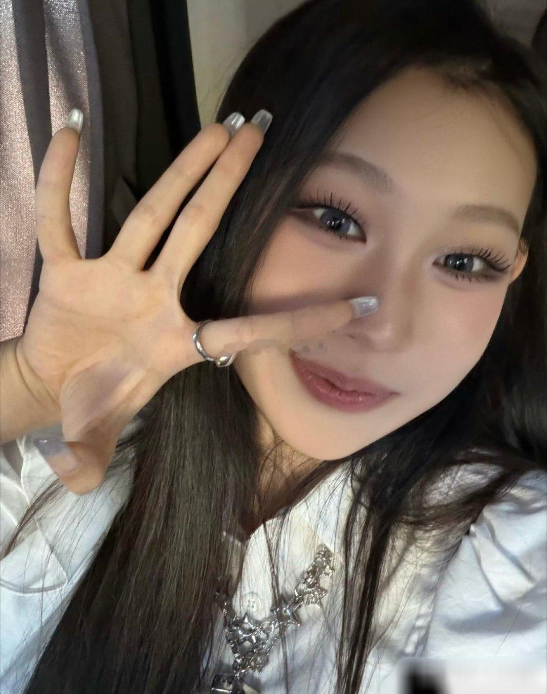 沈佳润找的化妆师不便宜吧，你看这眼妆，跟倪妮的眼妆挺像的。​​​