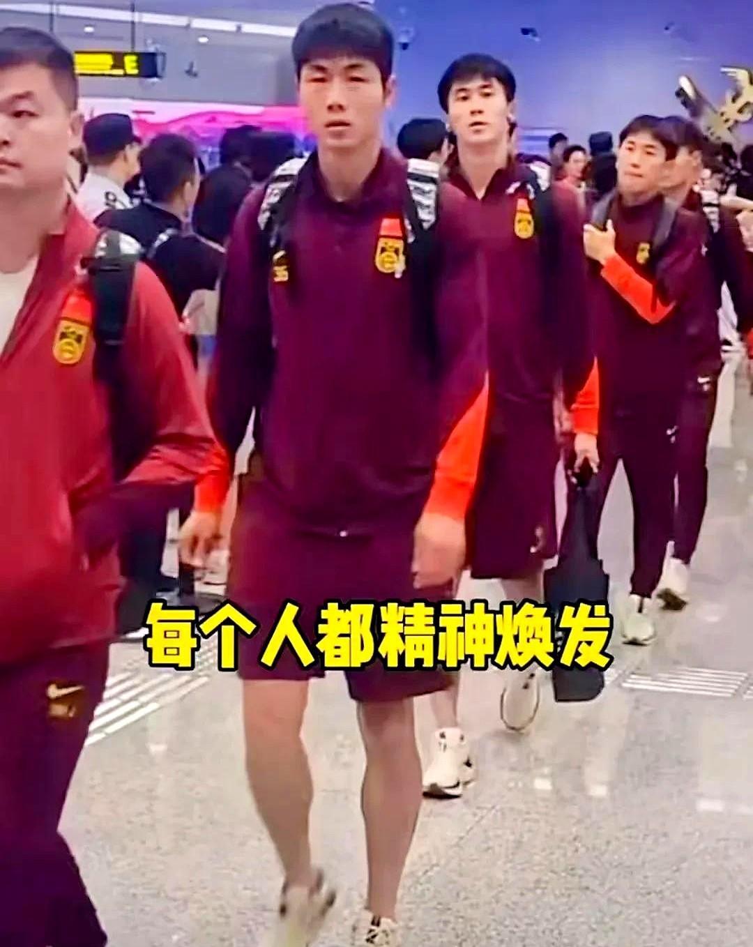 国足失利后调整心态的能力，实在令人佩服！抵达重庆，在一片“解散下课”的呼声中，