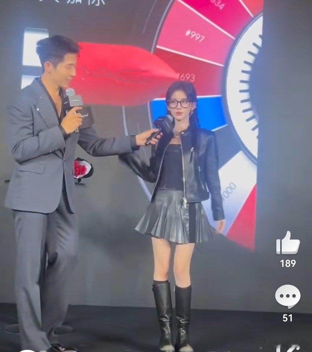 除了脸鞠的个子也小到很多时候作为演员在剧里会违和​​​