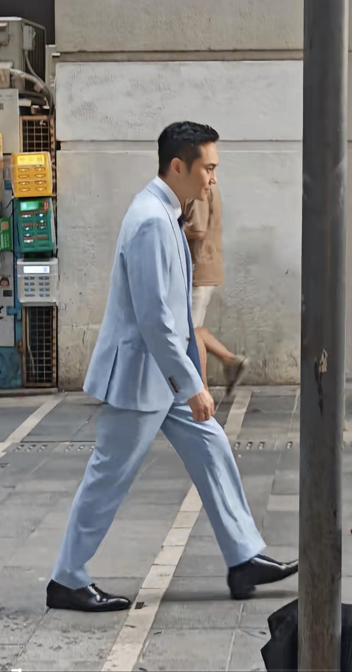 张智霖还是一如既往的帅，55岁这状态很好了，颜值是他最不值一提的优点。张智霖是最