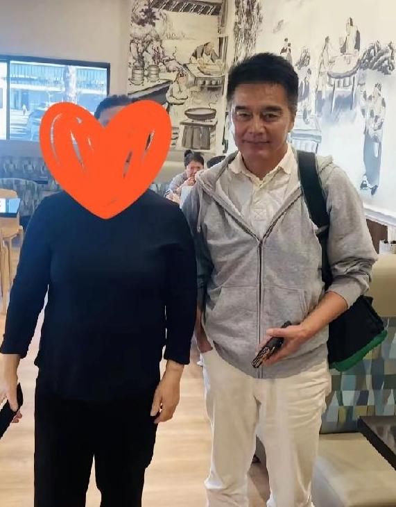 许亚军，在美国洛杉矶！12月3日当地一位华人女网友，发布妈妈与许亚军合影，就在同