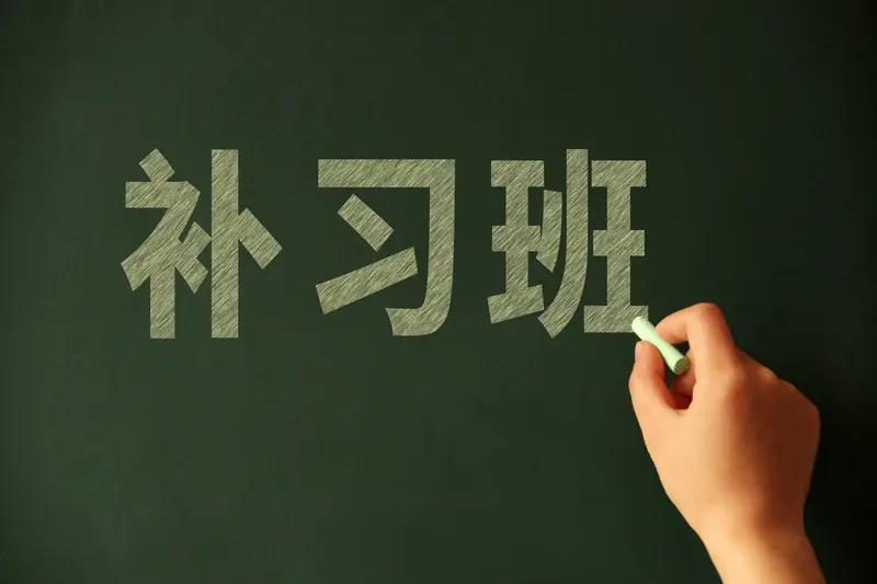 如今的孩子真的太不容易了！儿子竟用书砸孙子的头。别打头啊，有话就不能好好说吗