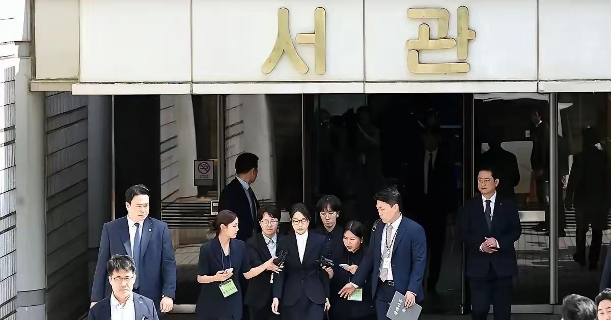 从此金建希变成了4398号，在这里她没有名字，只是一个牢犯。不过总归是以前的总