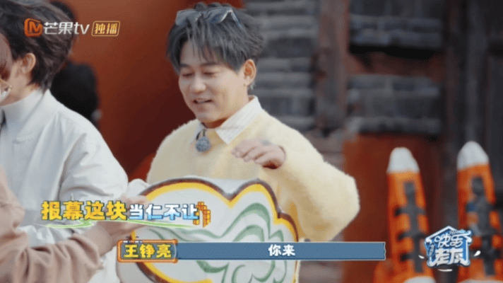 苏醒我的猫步很曼妙快乐老友记 苏醒：让一让，曼妙猫步选手闪亮登场！