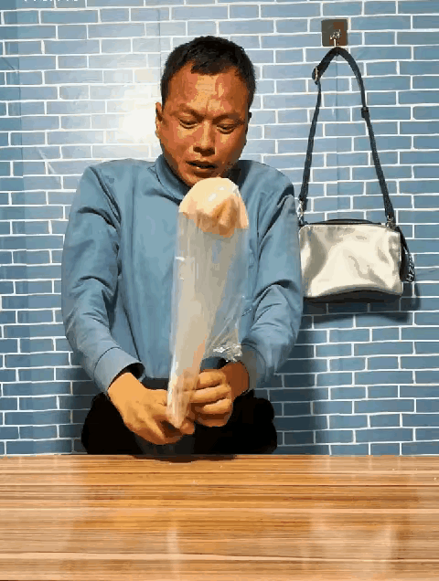 果然真的要靠演，看看人家大哥的表情就知道，拉都拉不住了。