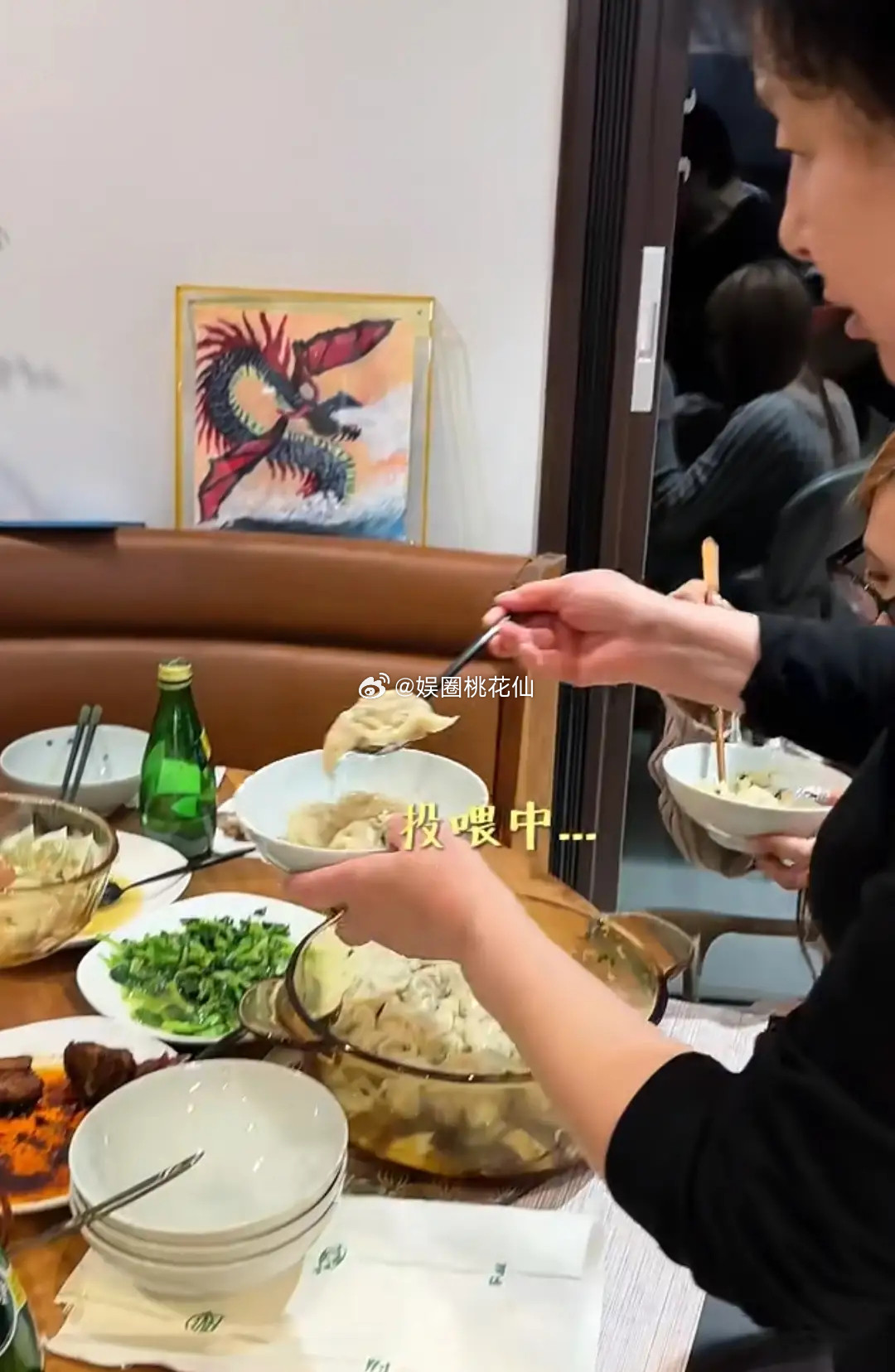 梅婷在家休息，婆婆专程送饭上门，六个菜加馄饨，家务活公婆全包！！！！！